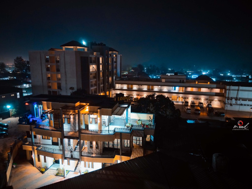 Vue Nocturne & Enseigne Lumineuse